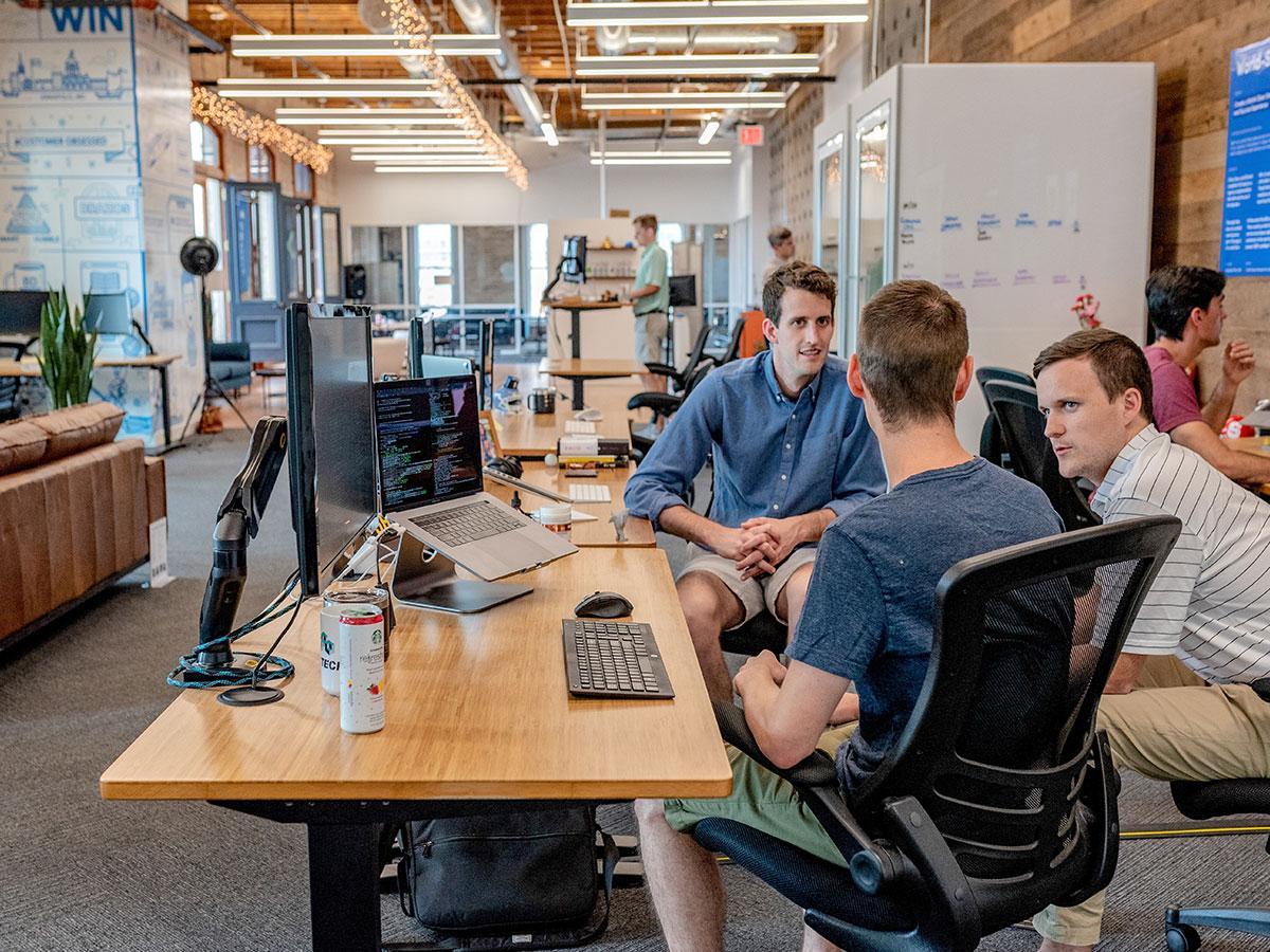Navigating the Startup Landscape: Differentiating Incubators from Accelerators