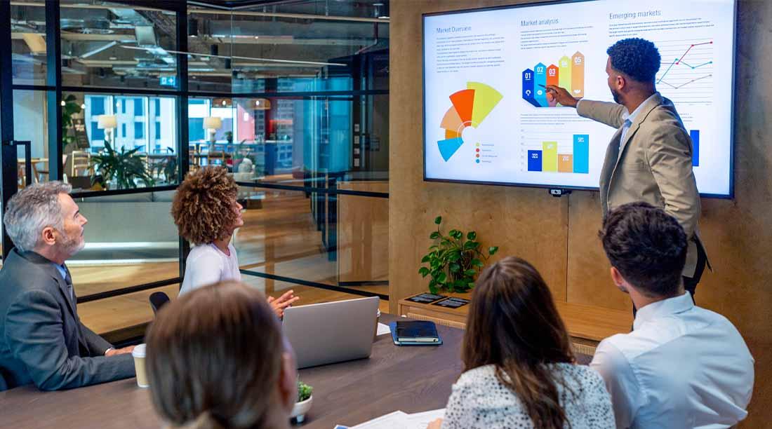 Crafting a Compelling Pitch to Attract Investors